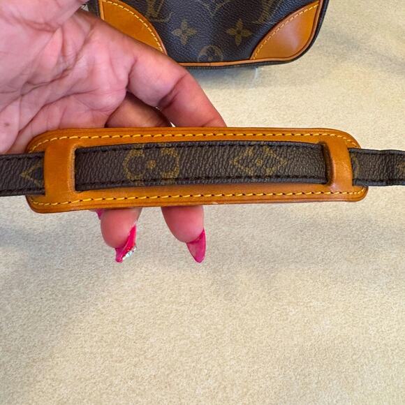 LOUIS VUITTON Danube Crossbody w/Box, Dust Bag, 1 Ribbon, 2 Bag Charms & COA.EUC - Picture 6 of 16